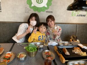 河原町駅近くにあるサムギョプサル専門店「ベジテジや 四条木屋町店」にご家族でご来店されたお客様の記念写真